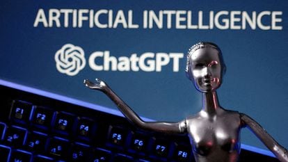 Una muñeca frente al logo de ChatGPT y las palabras de inteligencia artificial en una fotografía del 4 de mayo de 2023.