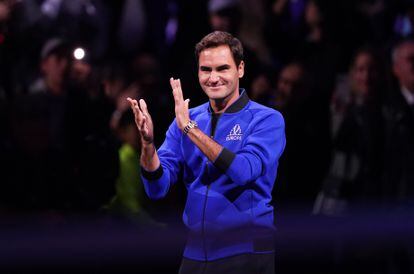 Federer aplaude al público, que reconoce lo antes del comienzo de su último partido oficial.