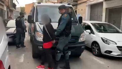 La Guardia Civil durante la detención de 13 miembros de la banda juvenil Blood.