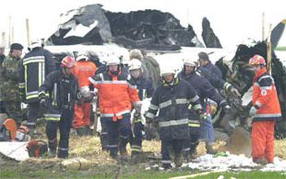 Los equipos de rescate sacan los cuerpos de varias víctimas del Fokker 50 de Luxair que se estrelló ayer en Luxemburgo.