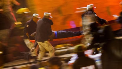 Los equipos de rescate atienden los afectados por el incendio en un centro para migrantes en Ciudad Juárez, en la frontera entre México y EE UU.