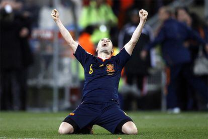 Iniesta celebra el triunfo sobre Holanda arrodillado sobre el césped del Soccer City de Johanesburgo.