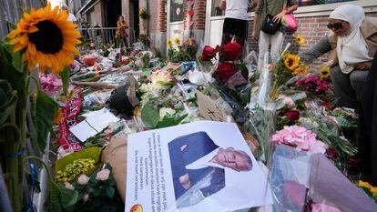 Flores en homenaje al periodista Peter R. de Vries en una calle del centro de Ámsterdam, el 8 de julio.