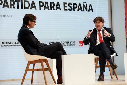 Salvador Illa, líder del PSC, y Eneko Andueza, del Partido Socialista de Euskadi, en un acto este viernes en la sede del PSC en Barcelona.