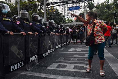 Una manifestante se dirigía a la policía antidisturbios tailandesa durante protestas prodemocráticas en Bangkok, el pasado 1 de febrero.