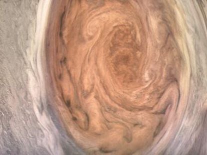La sonda  Juno  recoge los datos más cercanos que se han visto de la tormenta en el planeta más grande del Sistema Solar