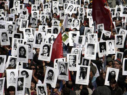 Manifestación en recuerdo a las víctimas de la dictadura chilena.
