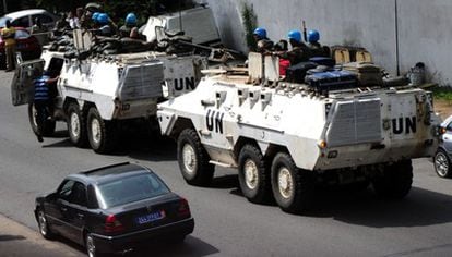 Dos unidades de las Naciones Unidas patrullan las calles de la zona céntrica de Abiyán.