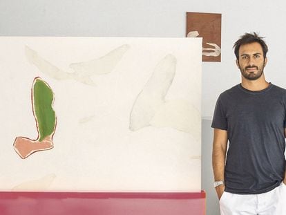 Moreno López-Calull posa junto a una obra de Albet Riera Galcerán. |
