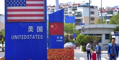 Banderas de China y EE UU en la zona franca de Qingdao.