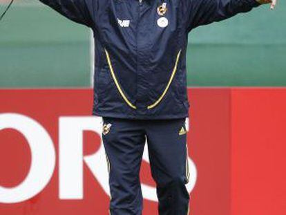 Aragonés dirige un entrenamiento de España en 2008.