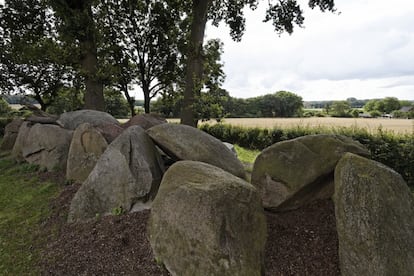 La Ruta de la Cultura Megalítica de Alemania conecta 33 sitios de relevancia cultural e histórica en un área de 330 kilómetros en torno a la región de Osnabrück y los ríos Weser y Emscon, como describe la web oficial de Turismo alemán. Incluye más de 70 tumbas de grandes piedras procedentes del Neolítico (3500–2800 antes de Cristo), casi todas ellas pertenecientes a la llamada cultura de los vasos en embudo (extendida por Europa Central y del Norte y caracterizada por sus vasijas con cuello en forma de embudo). Algunos de los monumentos más conocidos de esta ruta bien señalizada son las tumbas de Jeggen (en la foto), Gretescher Steine o Karlsteine.