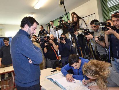 Matteo Salvini, l&iacute;der de la Liga Norte, formaliza su voto en el colegio electoral de Mil&aacute;n.