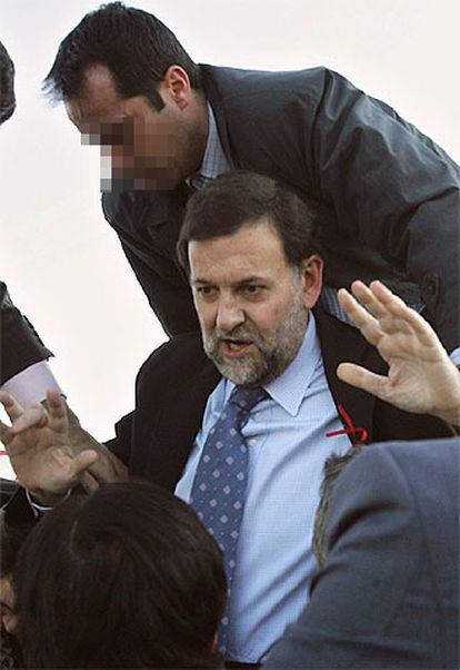 Mariano Rajoy es ayudado a salir del helicóptero siniestrado.