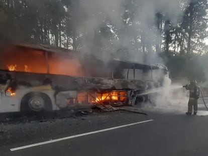 Servicios de emergencia trabajan para apagar el incendio de un autobús de migrantes en Limón Seco, Los Ruices (Panamá)