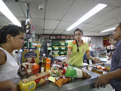 Dos personas compran alimentos en un supermercado en Cúcuta (Colombia), en una imagen de archivo.