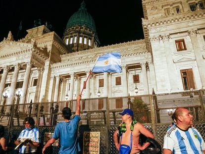 Manifestantes afuera de la sede del Congreso, mientras los legisladores debaten la 'ley ómnibus', en Buenos Aires (Argentina), el pasado 1 de febrero.