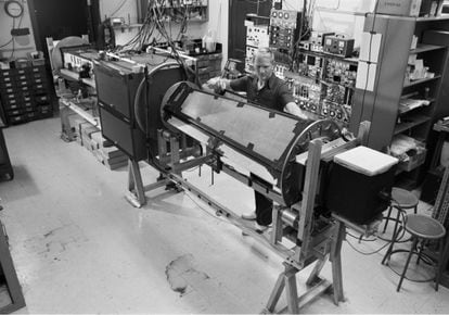 El físico John Clauser posa con uno de sus experimentos en Berkeley (California, EE UU), el 7 de noviembre de 1975.