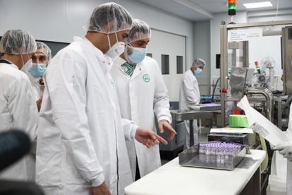 El presidente del Gobierno, Pedro Sánchez (izquierda), durante su visita a la fábrica de Laboratorios Farmacéuticos Rovi, donde se realizarán viales para una de las vacunas del coronavirus, en San Sebastián de los Reyes.
