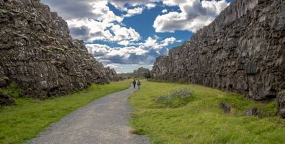 Tras las atronadoras cascadas, los barrancos y los ríos del valle de Thingvellir aguarda un paraje de gran signficado histórico para <a href="https://elviajero.elpais.com/tag/islandia/a" target="_blank">Islandia</a>. En la explanada de Thingvellir, cerca de la visitadísima garganta de Almannagjá, en el año 930 los vikingos se reunieron en las primeras asambleas democráticas, fundando el Alþingi, el primer parlamento del mundo. Fue allí también donde Islandia adoptó el cristianismo en el año 1000 y fue también en Thingvellir, o þingvellir como dicen en islandés, donde nació la República de Islandia el 17 de junio de 1944. En el parque nacional de Thingvellir está también la fisura de Silfra, donde se separan las placas tectónicas de Norteamérica y Eurasia.