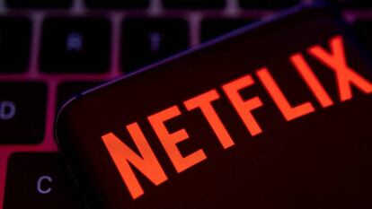 Logo de Netflix en la pantalla de un móvil.