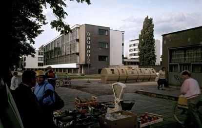 Vista desde el mercado local del edifico de la Fundación Bauhaus en Dessau, Alemania.