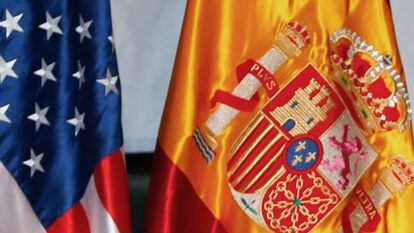 Banderas de EE UU y España.