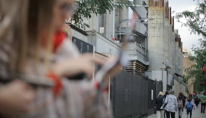 Una imatge de les columnes de la Sagrada Família que han envaït el carrer de Mallorca.