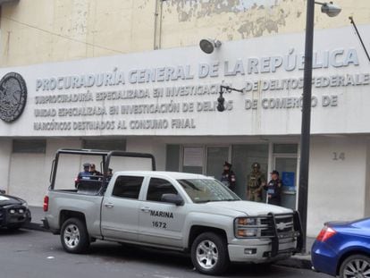 Una camioneta de la Armada frente a la sede de la fiscalía en México. 