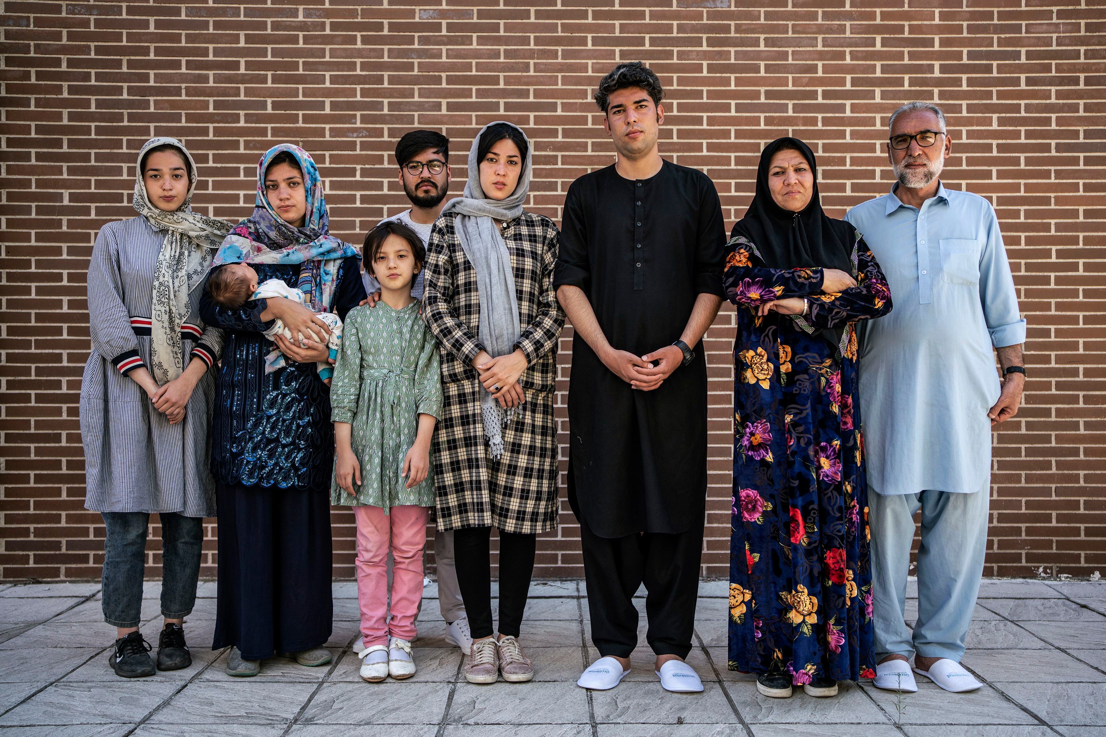 La familia Hoseini hace un año, en agosto de 2021, recién aterrizados en Madrid tras su huida de Afganistán.