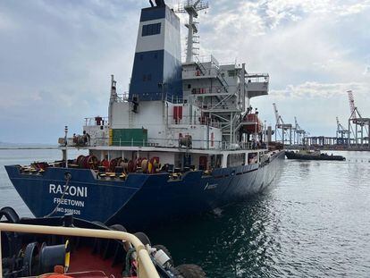 El barco cerealero 'Razoni', en el puerto ucranio de Odesa, en una imagen cedida por el Ministerio de Defensa turco.