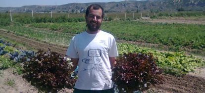 Pablo Martínez, uno de los fundadores del proyecto Huerta La Madre Vieja, dedicada al cultivo de hortalizas en un terreno en Ciempozuelos (Madrid).