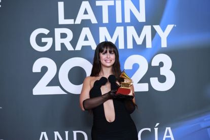 Nathy Peluso posa con el premio al Mejor Video Musical Corto en el centro de prensa de la 24ª Entrega Anual del Grammy Latino.