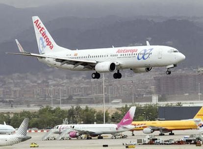 Un avión de Air Europa, tomando tierra en El Prat (Barcelona)