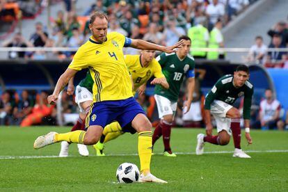 Andreas Granqvist en acción momentos antes de marcar el segundo gol de Suecia.