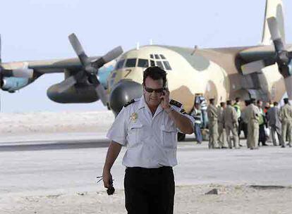 Luis Mayandía, agregado de la Embajada en Nuakchot, junto al avión con inmigrantes subsaharianos en el aeropuerto de Nuadibú.