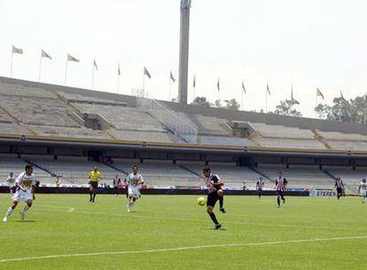 Un momento del partido entre el Pumas UNAM y el Chivas Guadalajara, disputado el pasado domingo a puerta cerrada.