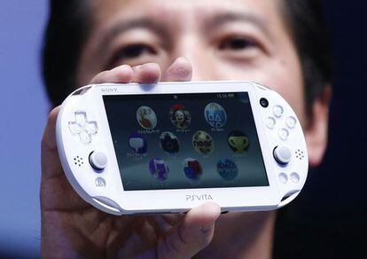 El directivo de Sony Hiroshi Kawano muestra la nueva Playstation Vita