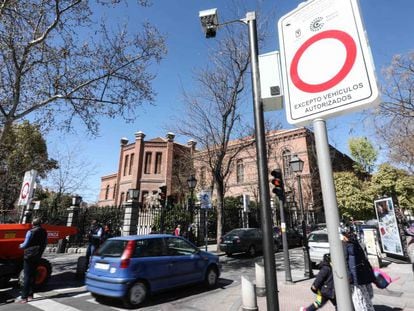 Uno de los accesos a Madrid Central, en la calle de Embajadores, este lunes. En vídeo, así funciona Madrid Central.