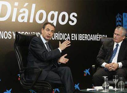 Rodríguez Zapatero junto a Baltasar Garzón en la Casa de América de Madrid.