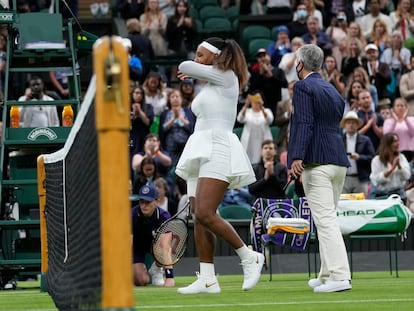 Serena Williams se retira de la central de Wimbledon llorando.