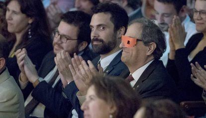 Torra, amb unes ulleres taronges i observat per Roger Torrent, a l'entrega del Premi d'Honor de les Lletres Catalanes.