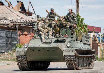 Tropas rusas en un tanque circulaban por la ciudad de Mariupol, en el sur de Ucrania, el 11 de mayo.