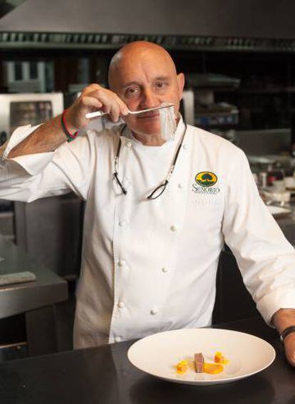 El chef Toño Pérez, en la cocina de su restaurante Atrio.