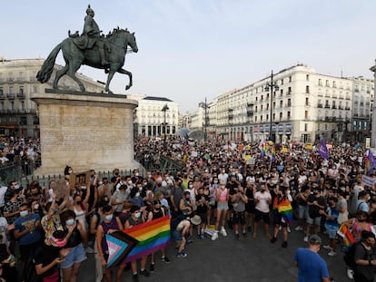 Concentración en protesta contra el asesinato de Samuel Luiz en la Puerta del Sol este domingo.