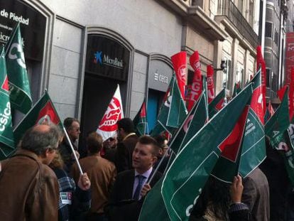 Imagen de una de las concentraciones de este viernes, frente a la sede de Cecabank, en Madrid.
