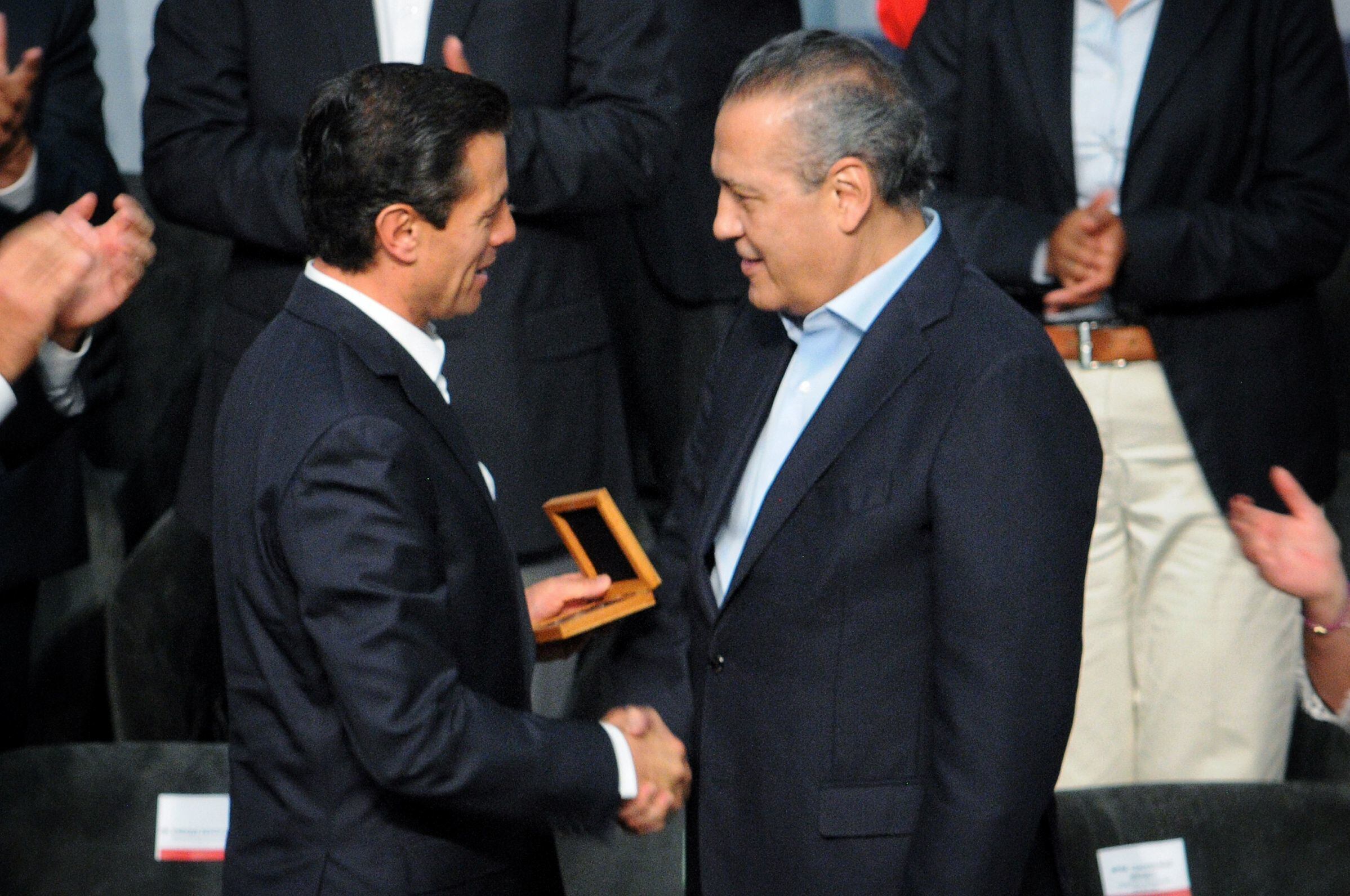 El entonces presidente Enrique Peña Nieto y Manlio Fabio Beltrones, durante un acto por el aniversario del PRI en Ciudad de México en marzo de 2017.