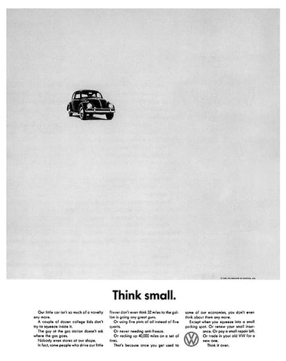 <center><B>VOLSKWAGEN BEETLE. </B>Nuestro pequeño automóvil ya no es una novedad. Un par de docenas de chicos universitarios no han intentado meterse dentro. El tipo de la estación de servicio no pregunta dónde se echa la gasolina. Nadie siquiera nos mira. De hecho, algunas personas que conducen nuestro pequeño trasto ni siquiera piensan que 32 millas por galón está bien. Ni que consume dos litros y medio de aceite en lugar de cinco litros. Ni que nunca necesita anticongelante. O recorre 40.000 millas con un juego de llantas. Eso es porque cuando te acostumbras a alguno de nuestros ahorros, ni siquiera piensas en ellos más. Excepto cuando aparcas en un lugar muy pequeño. O renuevas su económico seguro. O pagas una factura de reparación barata. O cambias tu antiguo VW por uno nuevo. Piénsalo.</center>
