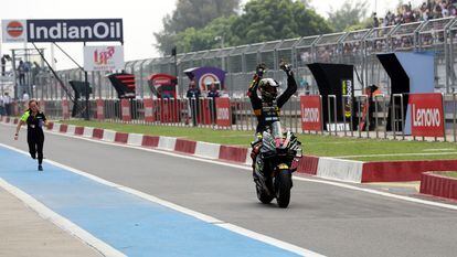El italiano Marco Bezzecchi, del equipo Mooney VR46, celebra su triunfo en el Gran Premio de la India.
