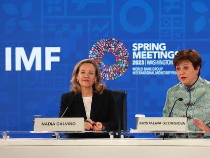 La vicepresidenta y ministra de Economía, Nadia Calviño, con la directora gerente del FMI, Kristalina Georgieva, el psado 14 de abril en Washington.